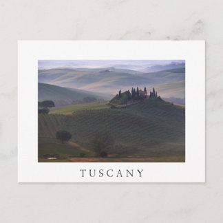 Casa en Toscana en la mañana niebla postal blanca