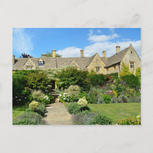 Casa inglesa con postal del jardín de flores