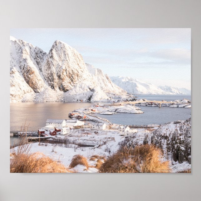 Casa rústica de montañas nevadas póster descargabl (Frente)