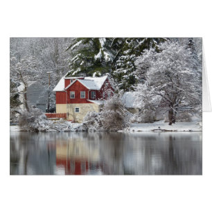 Casa y lago rojos en tarjeta interior de la foto
