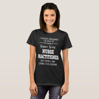 Casar una camiseta atractiva estupenda del médico