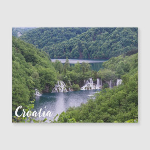 Cascada de cascada con bosque verde en Croacia