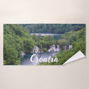 Cascada de cascada con bosque verde en Croacia