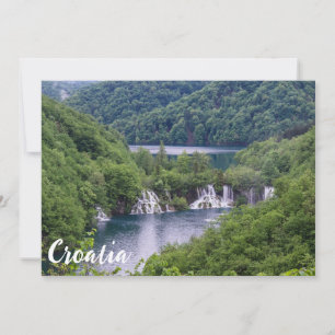 Cascada de cascada con bosque verde en Croacia