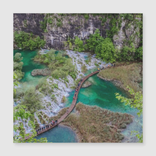 Cascada de cascada del parque de lagos Plitvice