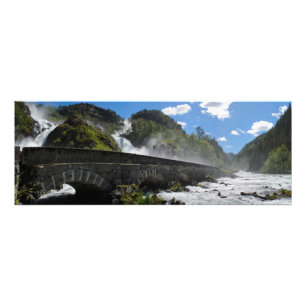 Cascada de Latefossen en la impresión de la foto
