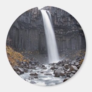 Cascada de Svartifoss en el imán redondo de