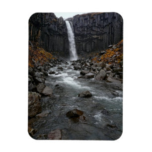 Cascada de Svartifoss en el imán vertical de