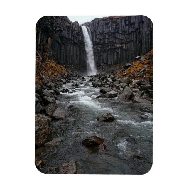 Cascada de Svartifoss en imán vertical de Islandia (Vertical)