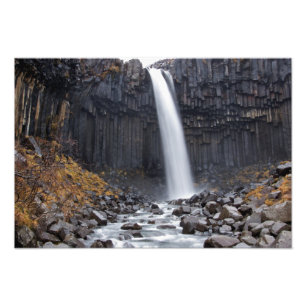 Cascada de Svartifoss en la impresión de la foto