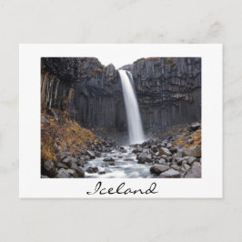 Cascada de Svartifoss en postal blanca de Islandia