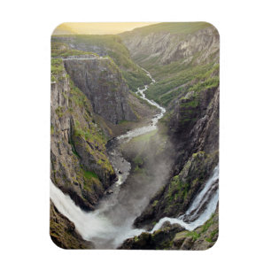 Cascada de Voringsfossen en el imán vertical de
