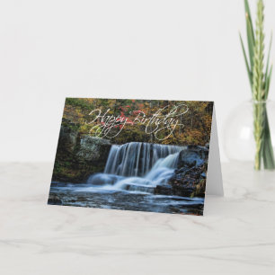 Cascada en otoño con tarjeta de cumpleaños feliz