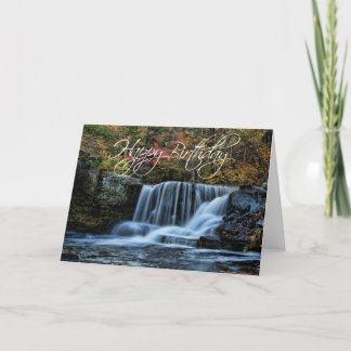 Cascada en otoño con tarjeta de cumpleaños feliz