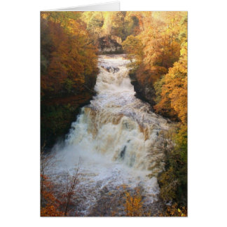 Cascada en otoño en Corra Linn