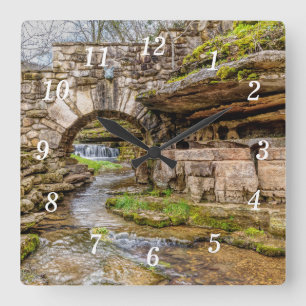 Cascada Ozarks bajo reloj de pared puente