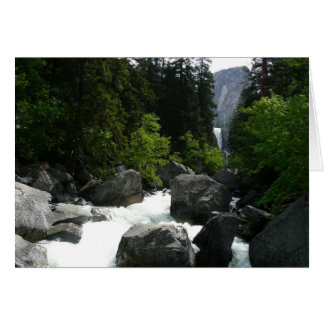 Cascada Vernal en la distancia en Yosemite