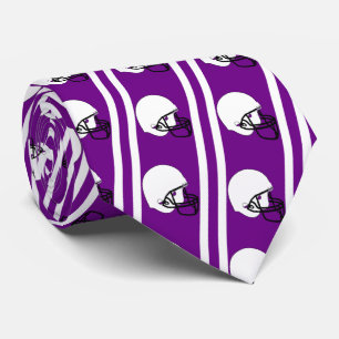 Casco blanco de fútbol con corbata morada