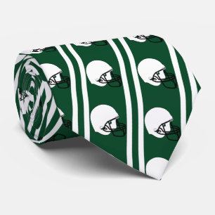 Casco blanco de fútbol con corbata verde
