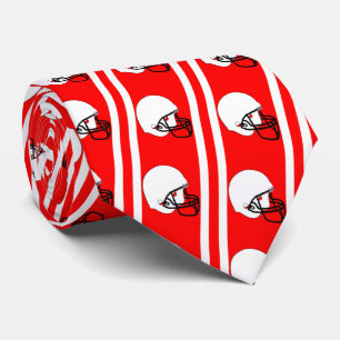 Casco blanco de fútbol en corbata roja