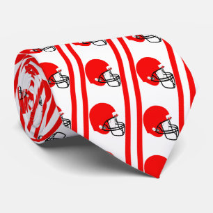 Casco rojo de fútbol en corbata blanca