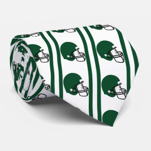 Casco verde de fútbol en corbata blanca