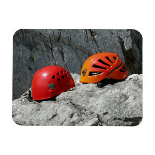 Cascos trepadores en un imán de rock