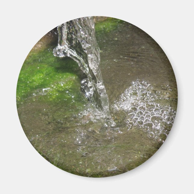 Catarata de agua que gotea sobre el imán del agua (Frente)