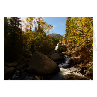 Cataratas de Alberta en otoño en montañas rocosas