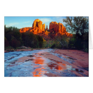 Catedral de Roca reflejada en el arroyo de roble a
