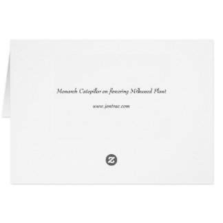 Catepillaar monarca en planta de algas húmedas