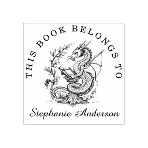 Caucho Dragón leyendo el sello de la librería de libros