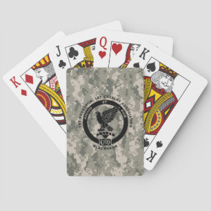 Cav Camo Jugando cartas