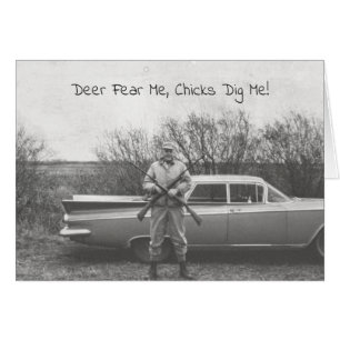 Caza humorística de ciervos en un viejo automóvil