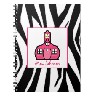 Cebra y cuaderno rosado del profesor