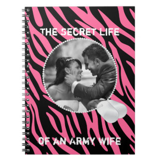 Cebra y cuaderno rosados del marco de las placas