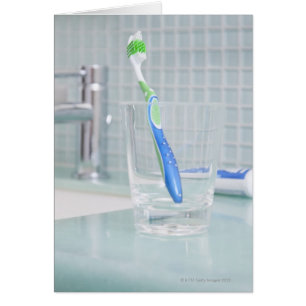 cepillo de dientes en una taza del baño