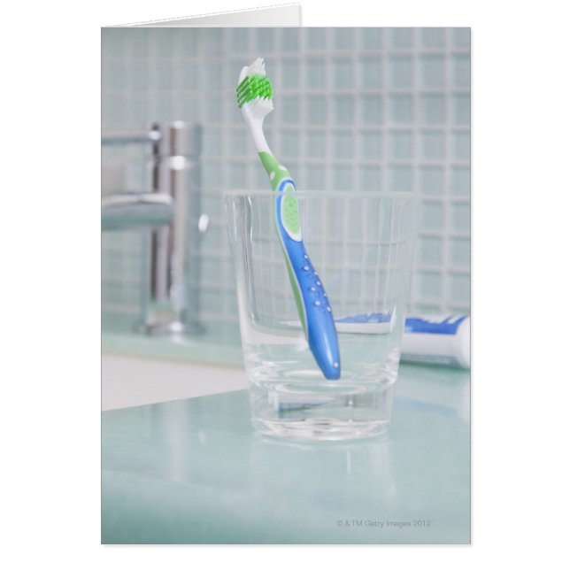 cepillo de dientes en una taza del baño (Frente)