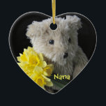 Cerámica adorno cardíaco de oso daffodil<br><div class="desc">un oso genérico adorable,  adorable,  con un ramo de daffodils frescos para derretir tu corazón - personaliza con tu nombre u otro texto</div>