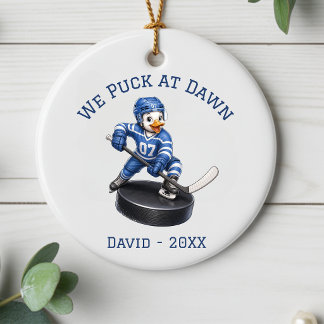 Cerámica Adorno de jugador de hockey personalizado 'We Puck