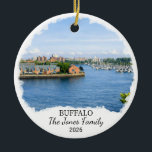 Cerámica Adorno Personalizado de Búfalo, Nueva York Persona<br><div class="desc">Un adorno de recuerdo de viaje personalizado diseñado para celebrar su viaje inolvidable. Ya sea que haya ido por trabajo,  disfrutado de una escapada romántica o participado en un programa de intercambio escolar,  este adorno conmemora un momento especial que siempre atesorará y querrá recordar durante años.</div>