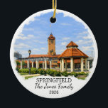 Cerámica Adorno personalizado de Springfield, Illinois pers<br><div class="desc">Un adorno de recuerdo de viaje personalizado diseñado para celebrar su viaje inolvidable. Ya sea que haya ido por trabajo,  disfrutado de una escapada romántica o participado en un programa de intercambio escolar,  este adorno conmemora un momento especial que siempre atesorará y querrá recordar durante años.</div>