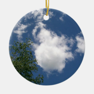 Cerámica Cielo azul con nubes y adorno de árbol