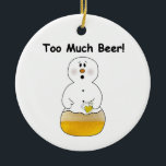Cerámica Demasiado adorno de cerveza<br><div class="desc">Este ornamento de demasiada cerveza presenta a un hombre de nieve que ha tomado un poco de cerveza. ¡Un gran regalo para los amantes de la cerveza!</div>