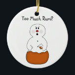 Cerámica Demasiado adorno de ron<br><div class="desc">Este ornamento demasiado rico presenta a un hombre de nieve que ha tenido demasiado Rum. ¡Un gran regalo para un amante de Rum!</div>