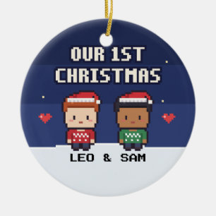 Cerámica Nuestro Primer Adorno de Navidad Pareja Gay Píxel