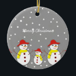 Cerámica Tres lindos hombres de nieve personalizado adorno<br><div class="desc">Tres adorables muñecos de nieve personalizado adornado en Navidad con tres adorables hombres de nieve con gorra rojo,  bufanda amarilla,  ojos de botón y palos en un fondo gris con copos de nieve.</div>