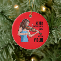 Una niña con un adorno de violín