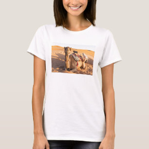 Cerco en camello en la camiseta del desierto de Om