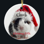 Cerdo guineano con adorno personalizado de Santa C<br><div class="desc">Cerdo de Guinea adorable con tapón de Santa,  adorno personalizado con nombre y Navidades Año</div>